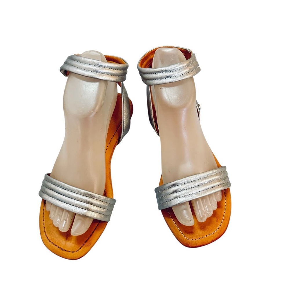 UGG Women's 6 Gladiator Ankle Strap Ethena Silver Flat Sandals
